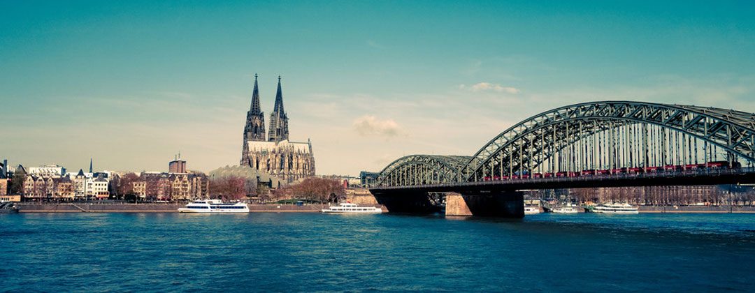 Der Kölner Dom und die Hohenzollernbrücke über dem Rhein